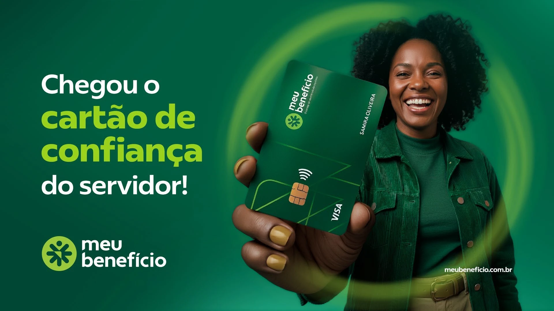 Mulher sorrindo e apresentando o cartão Meu Benefício. Imagem ilustrativa da marca.